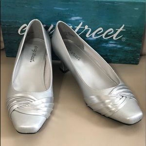 NIB Easy Street Silver Pumps Size 9M
